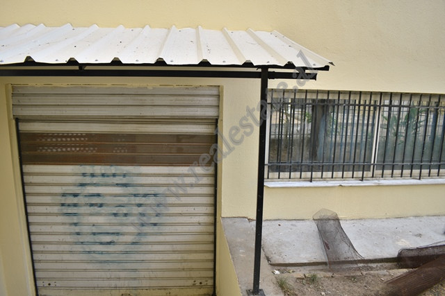 Dyqan per shitje ne rrugen Vllazen Huta ne Tirane

Ndodhet ne katin gjysem bodrum ten je pallati t